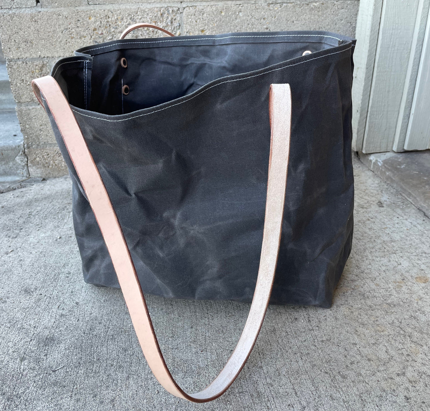 Market Tote- Waxed Canvas (Skull Dagger, Black)